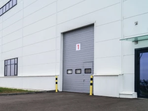 Промышленные секционные ворота DoorHan серии isd01 6300x5400 с калиткой и окнами